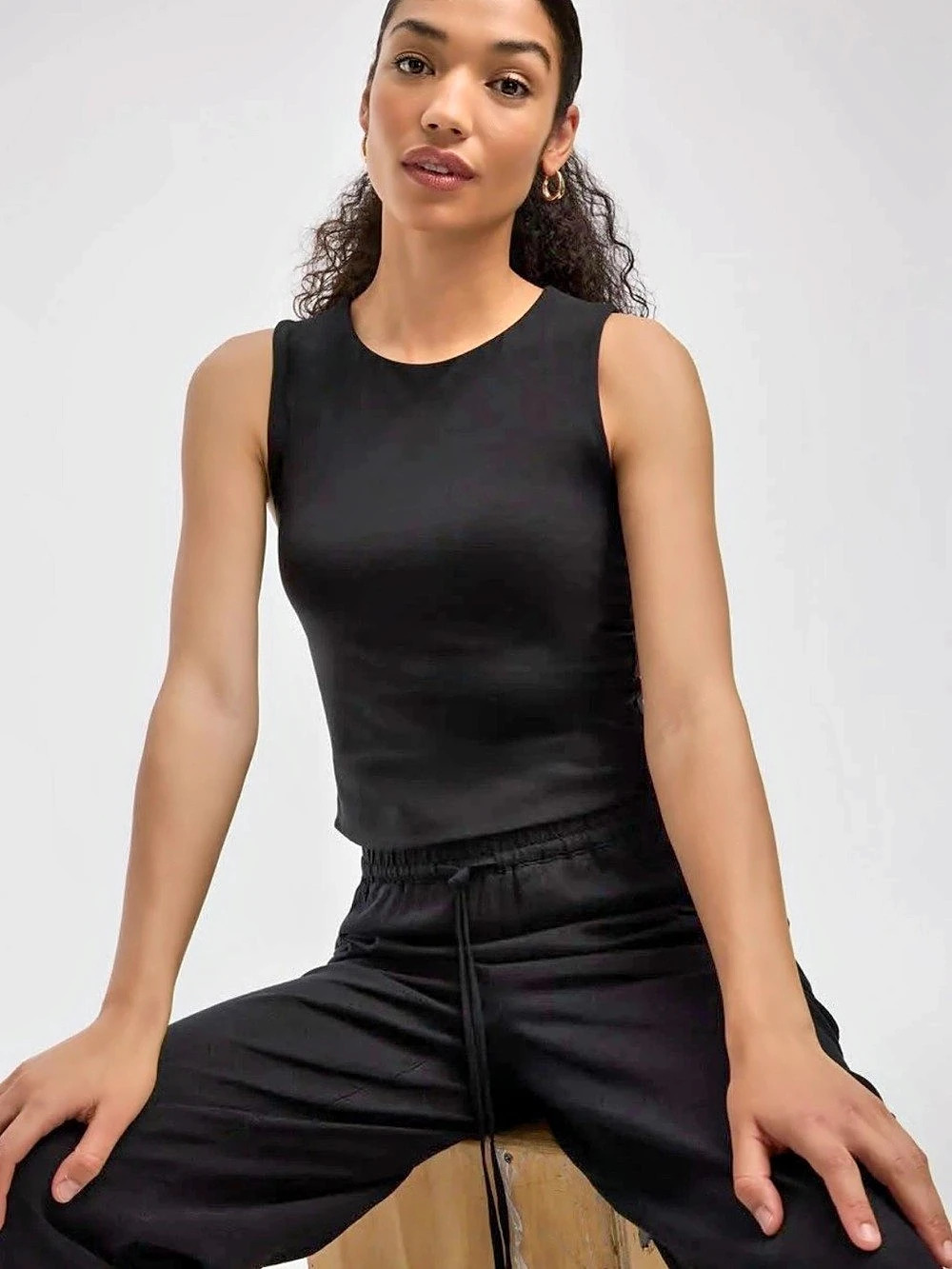 Reitmans Crew-Neck Tank in Black Size Medium